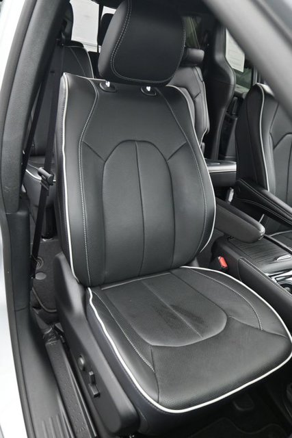 Used 2026 Chrysler Pacifica Limited FWD image 16