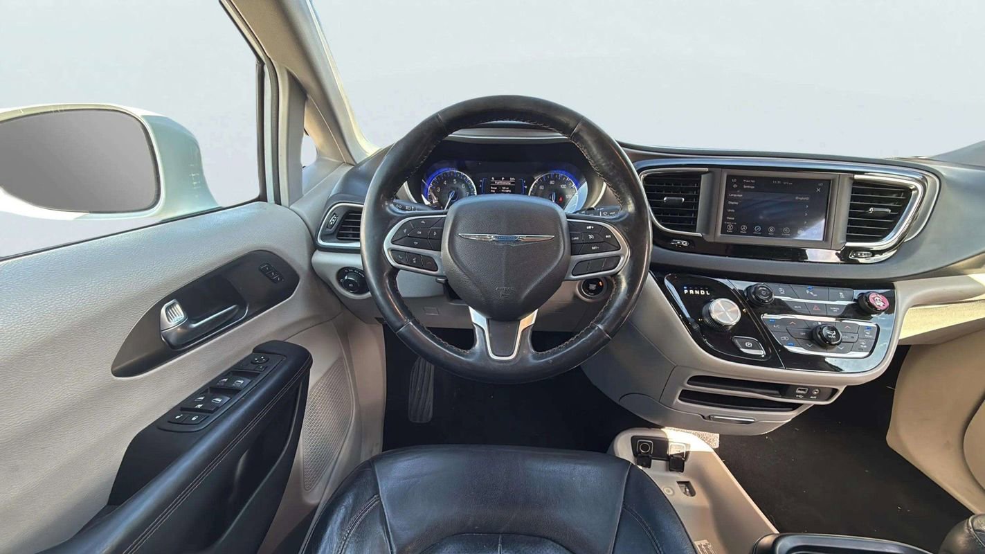 Used 2020 Chrysler Pacifica Touring-L image 12