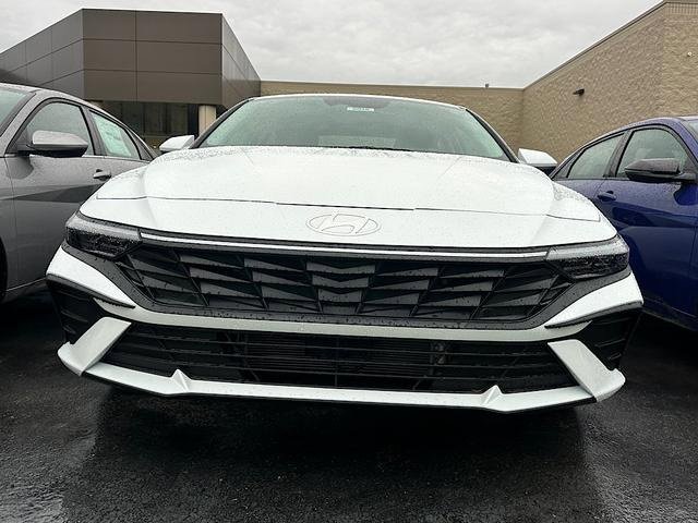 Used 2025 Hyundai Elantra Blue image 2