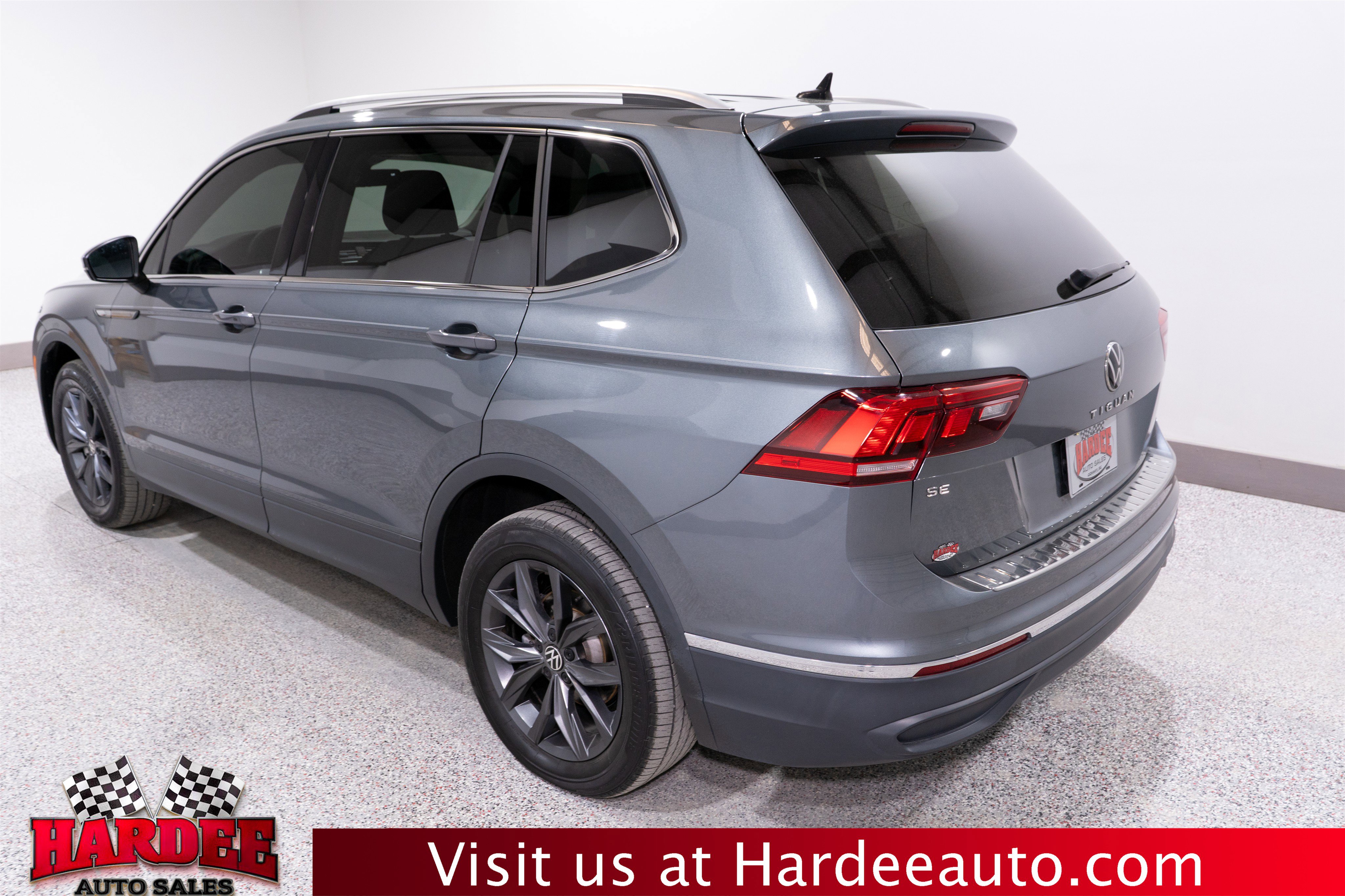 Used 2023 Volkswagen Tiguan SE image 3