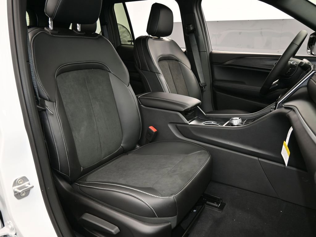 Used 2025 Jeep Grand Cherokee Altitude image 36