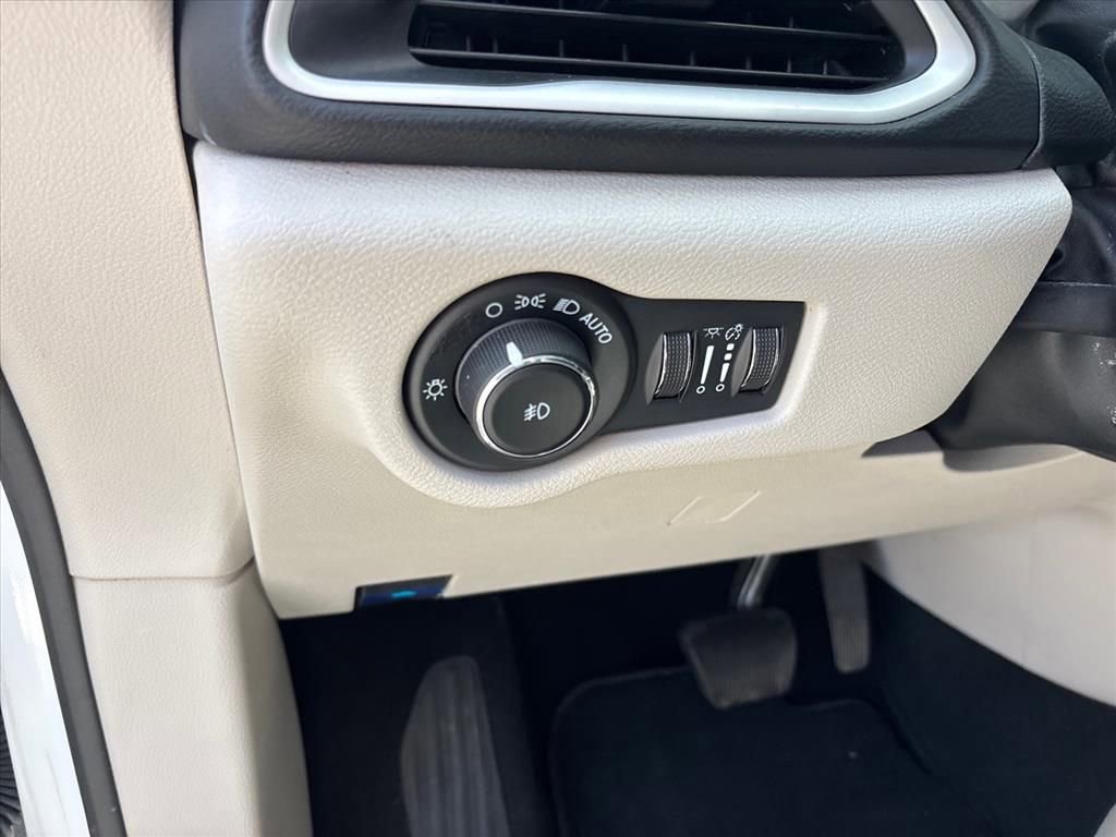 Used 2023 Chrysler Pacifica Touring-L image 16