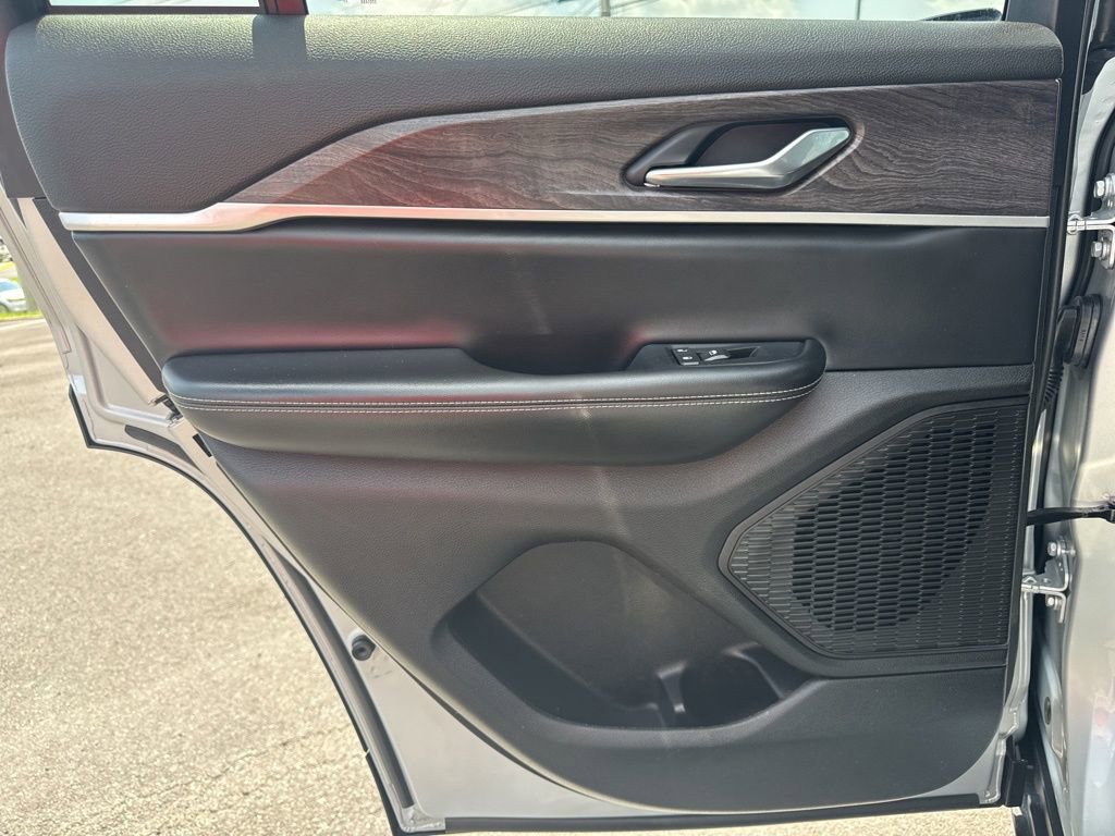 Used 2024 Jeep Grand Cherokee Limited w/ Black Appearance Package image 20