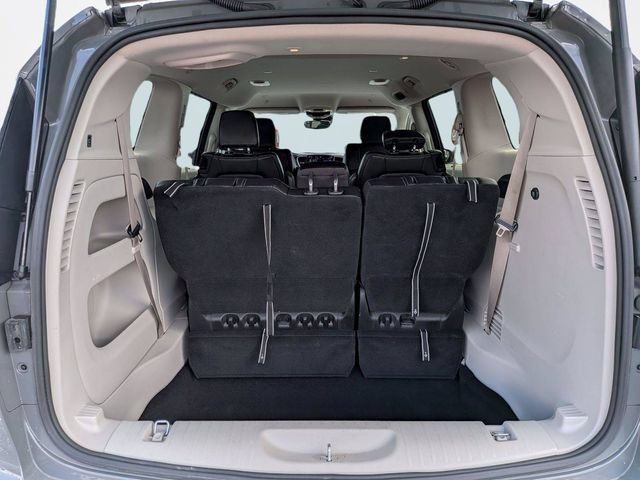 Used 2023 Chrysler Pacifica Touring-L FWD image 12