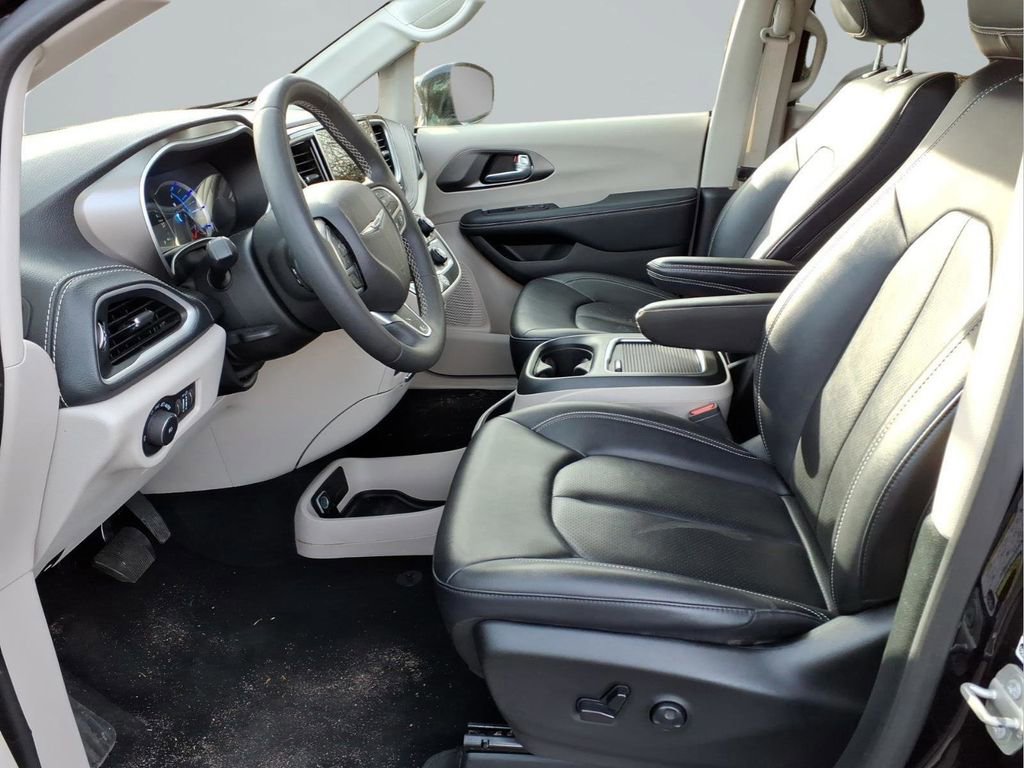 Used 2024 Chrysler Pacifica Limited FWD image 26