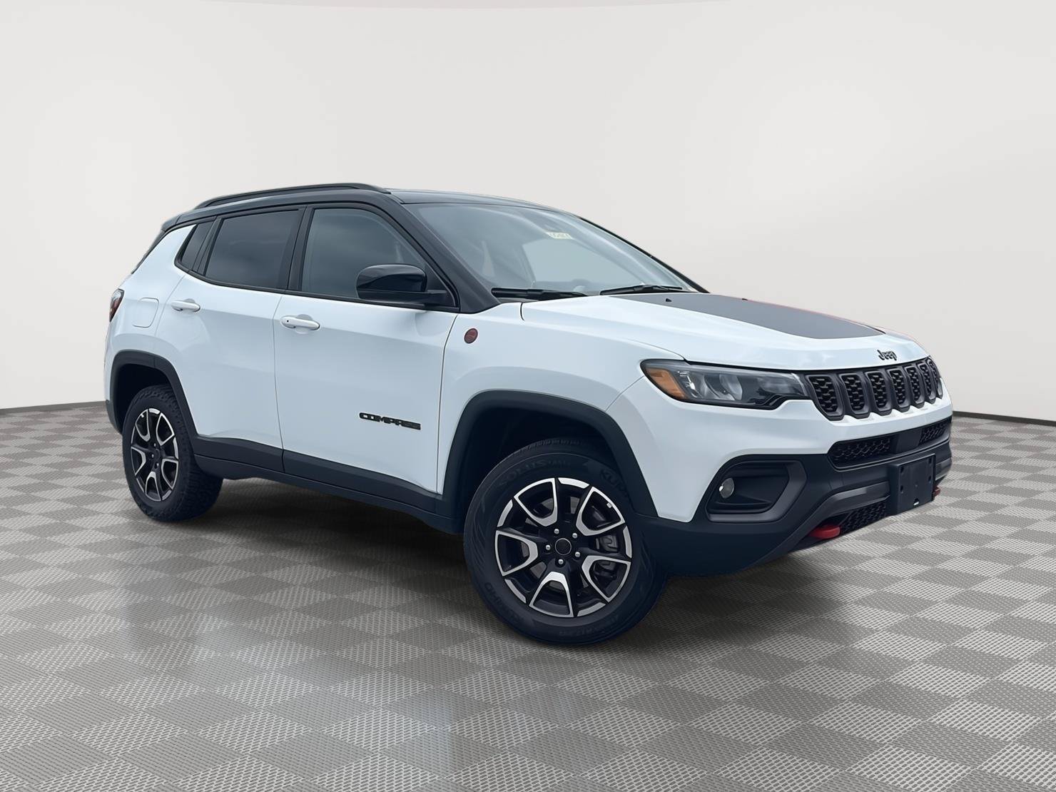 Used 2025 Jeep Compass Trailhawk AWD/4WD image 4