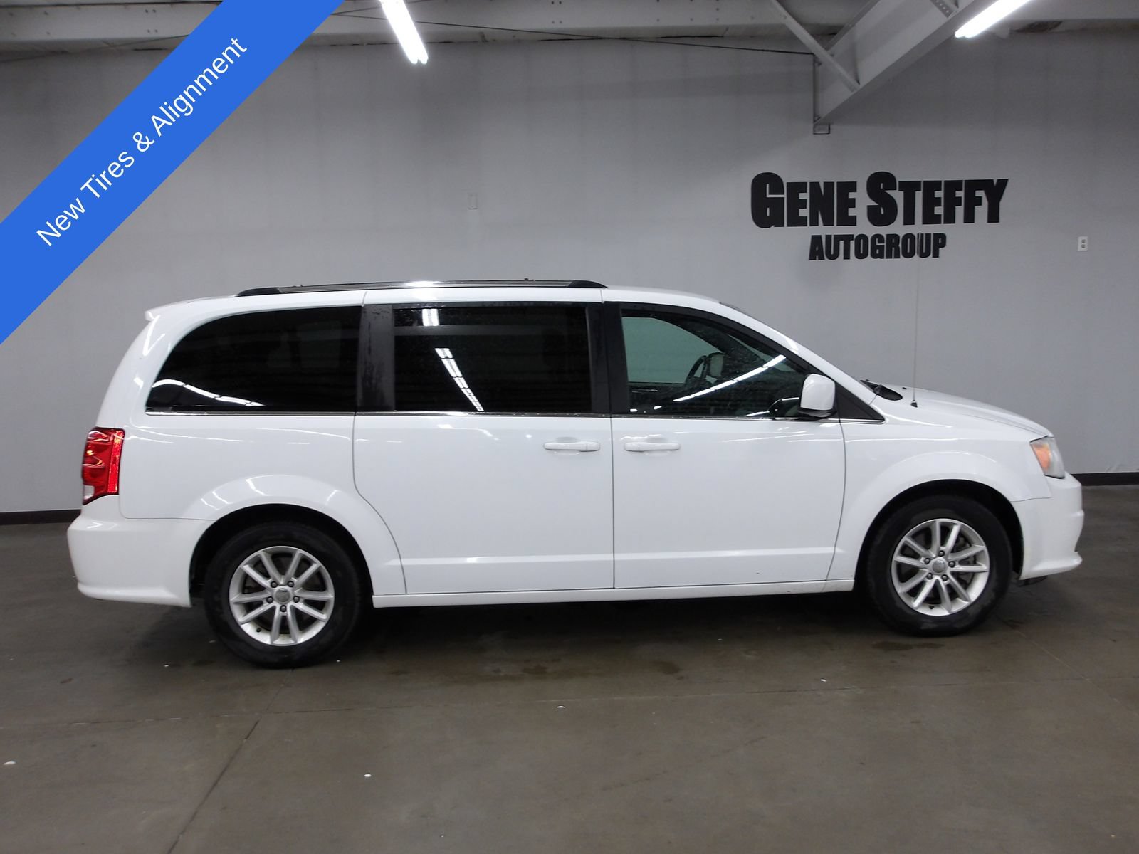 Used 2019 Dodge Grand Caravan SXT FWD image 2