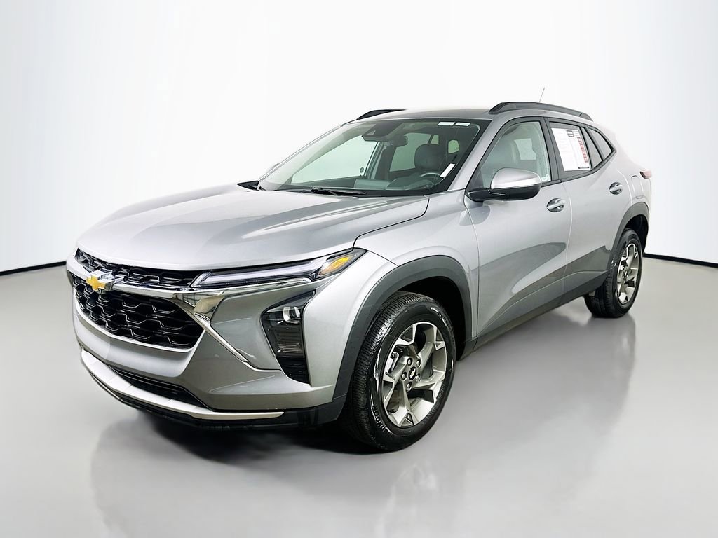 Used 2025 Chevrolet Trax LT w/ LT Convenience Package FWD image 3