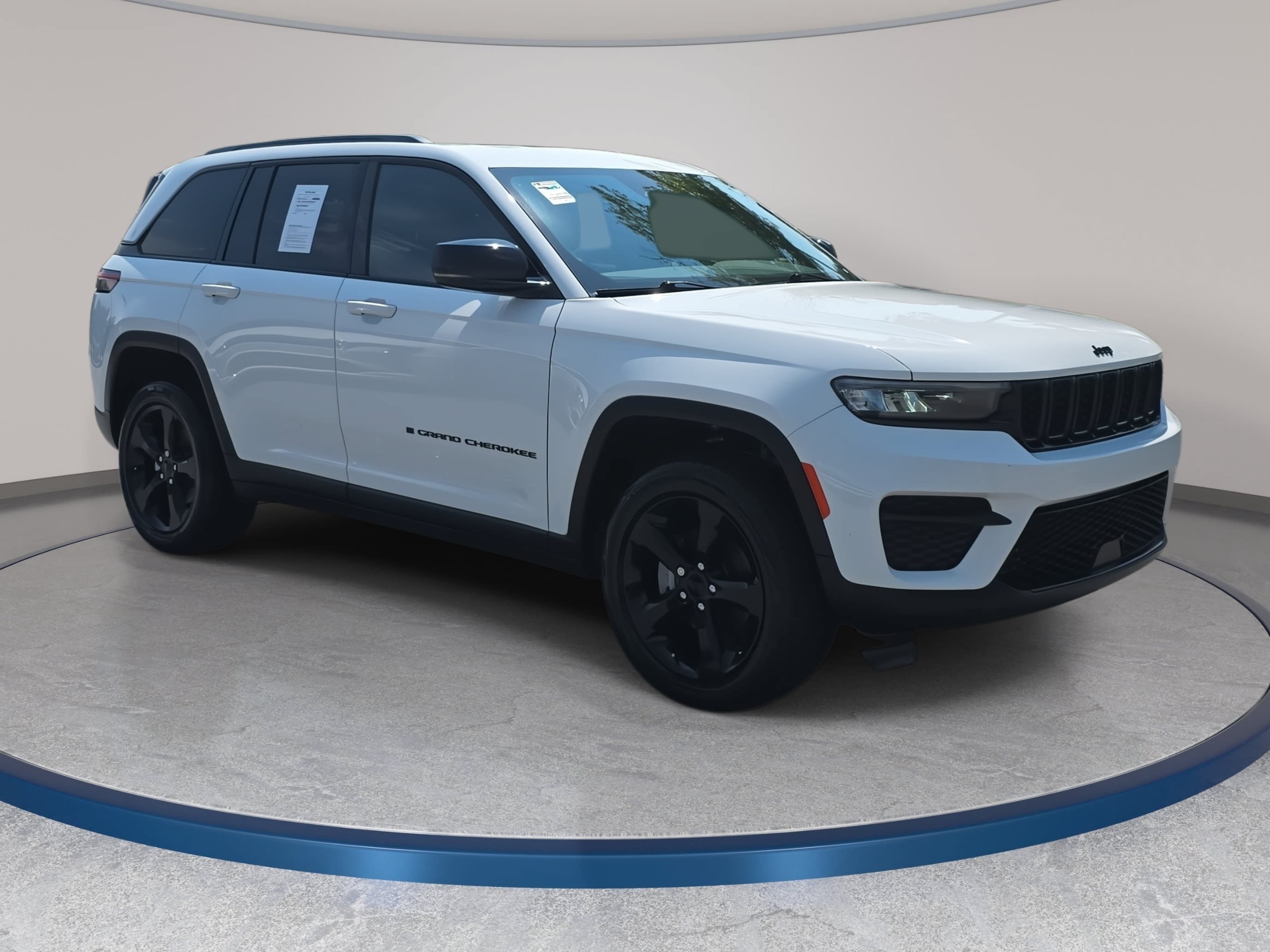 Used 2023 Jeep Grand Cherokee Altitude AWD/4WD image 3