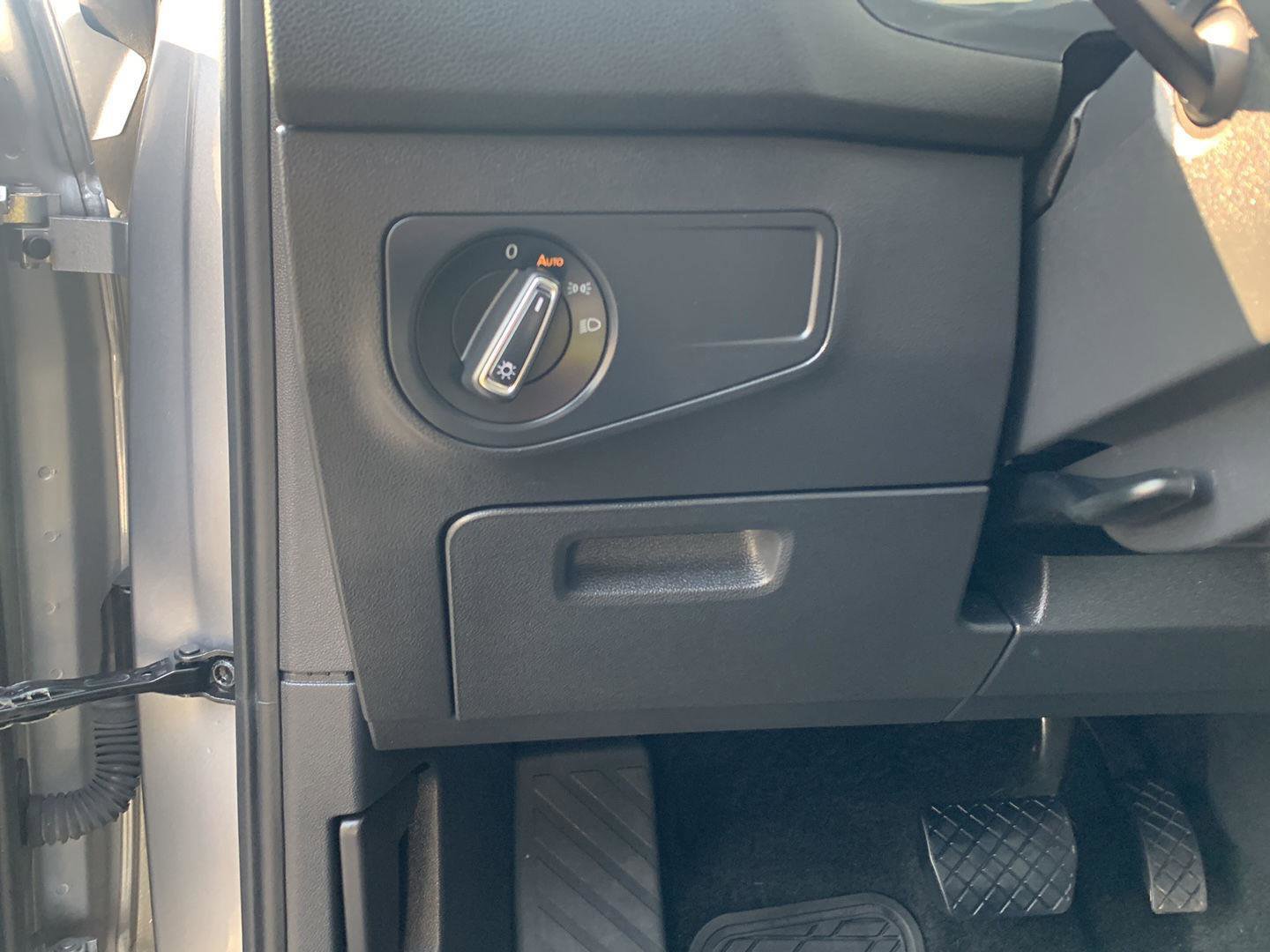 Used 2024 Volkswagen Tiguan SE w/ Panoramic Sunroof Package image 18