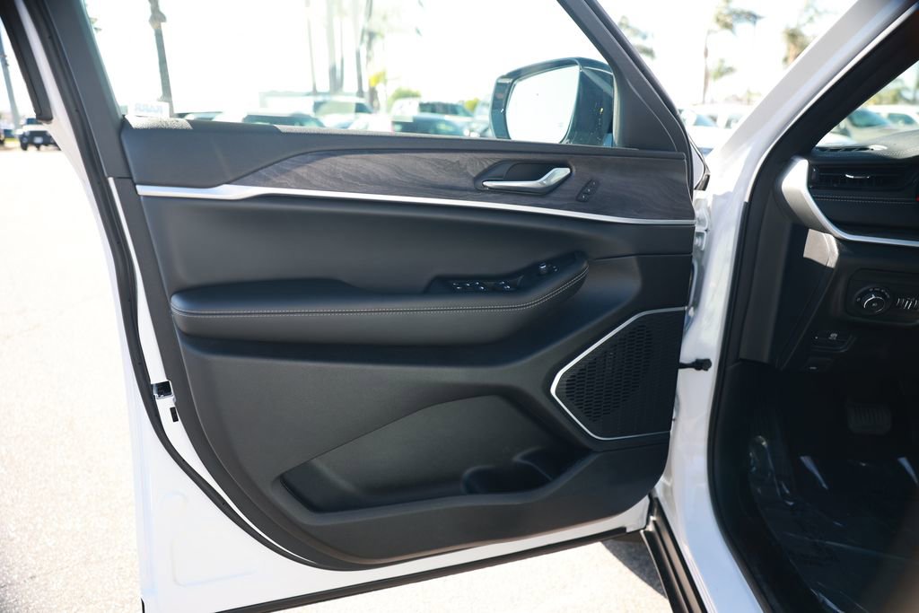 New 2026 Jeep Grand Cherokee Limited w/ MOPAR Finishing Package image 13