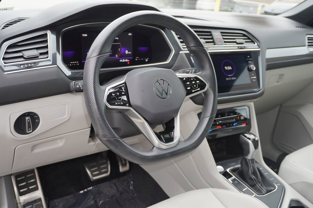 Used 2023 Volkswagen Tiguan SE R-Line image 12