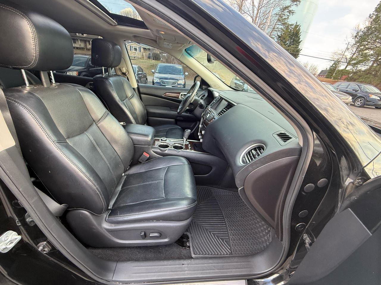 Used 2015 Nissan Pathfinder Platinum w/ Family Entertainment Package AWD/4WD image 32