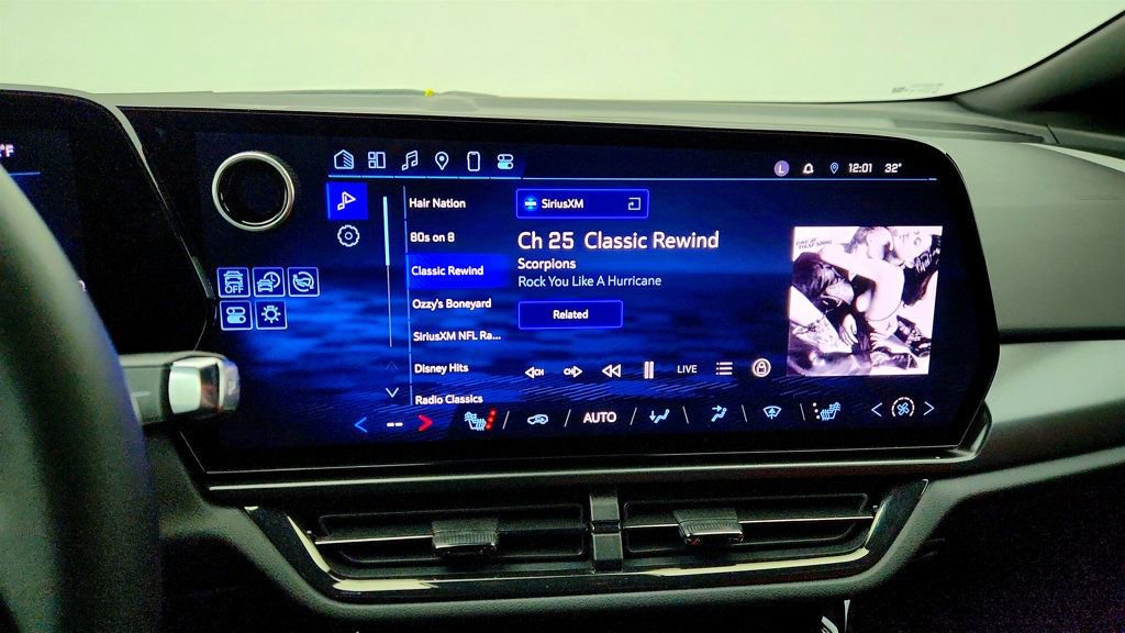 Used 2025 Chevrolet Equinox EV RS image 17