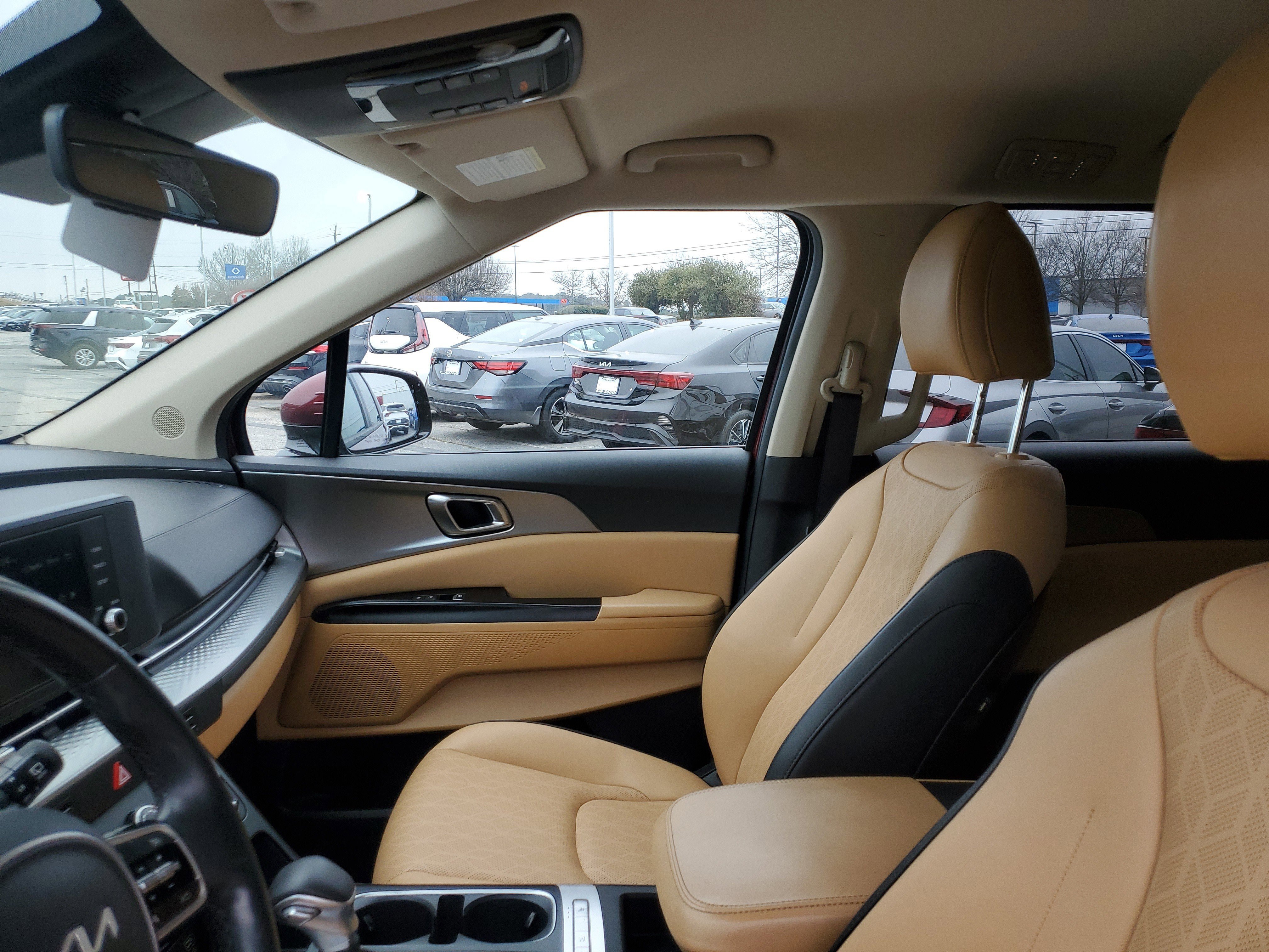 Used 2023 Kia Carnival LX image 17