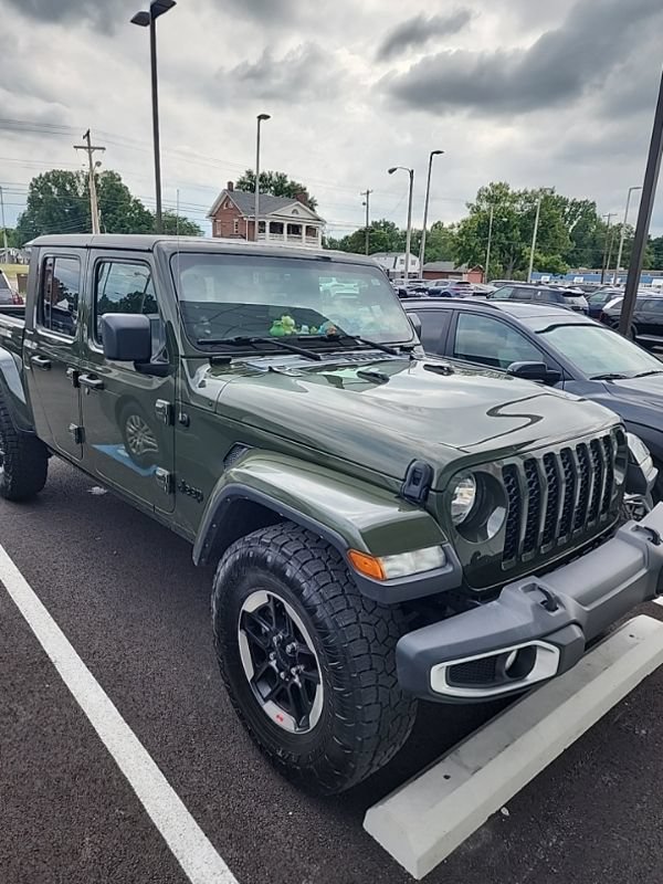 Used 2022 Jeep Gladiator Sport AWD/4WD image 3