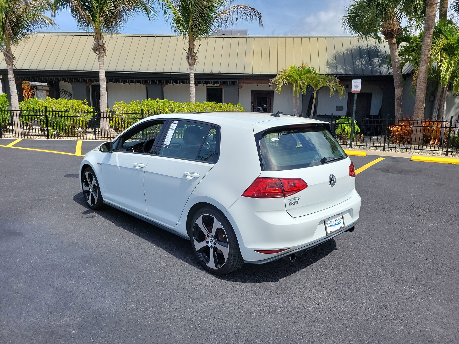 Used 2015 Volkswagen Golf 4-Door FWD image 8