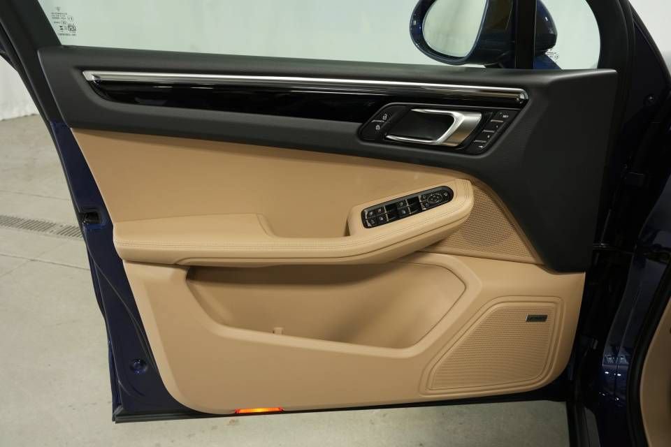 Certified 2026 Porsche Macan AWD/4WD image 24