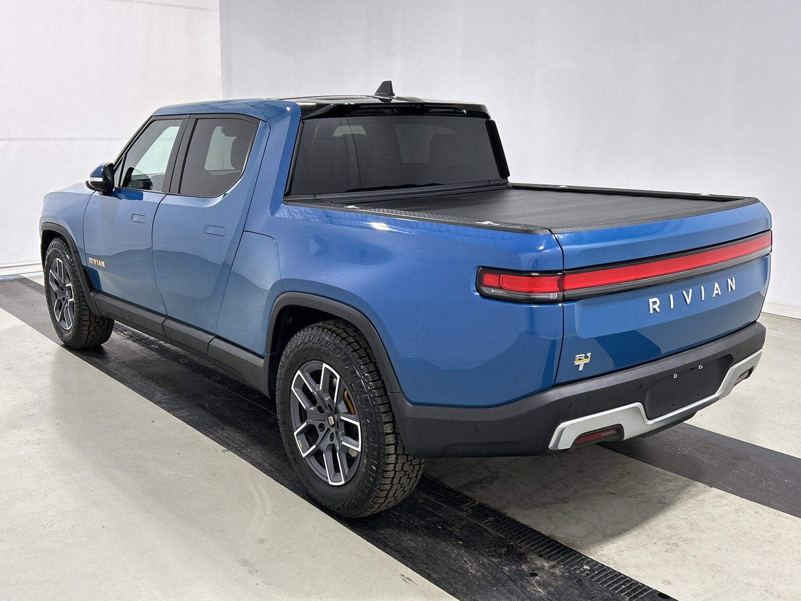Used 2022 Rivian R1T Adventure image 3