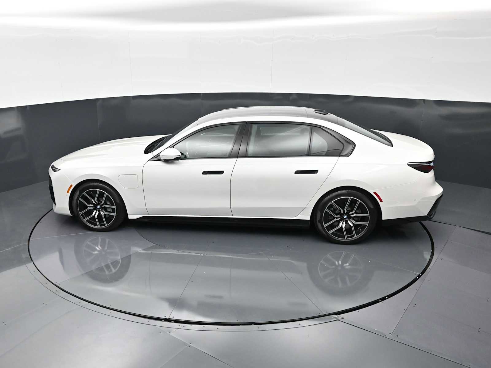 Used 2025 BMW 750e xDrive AWD/4WD image 24