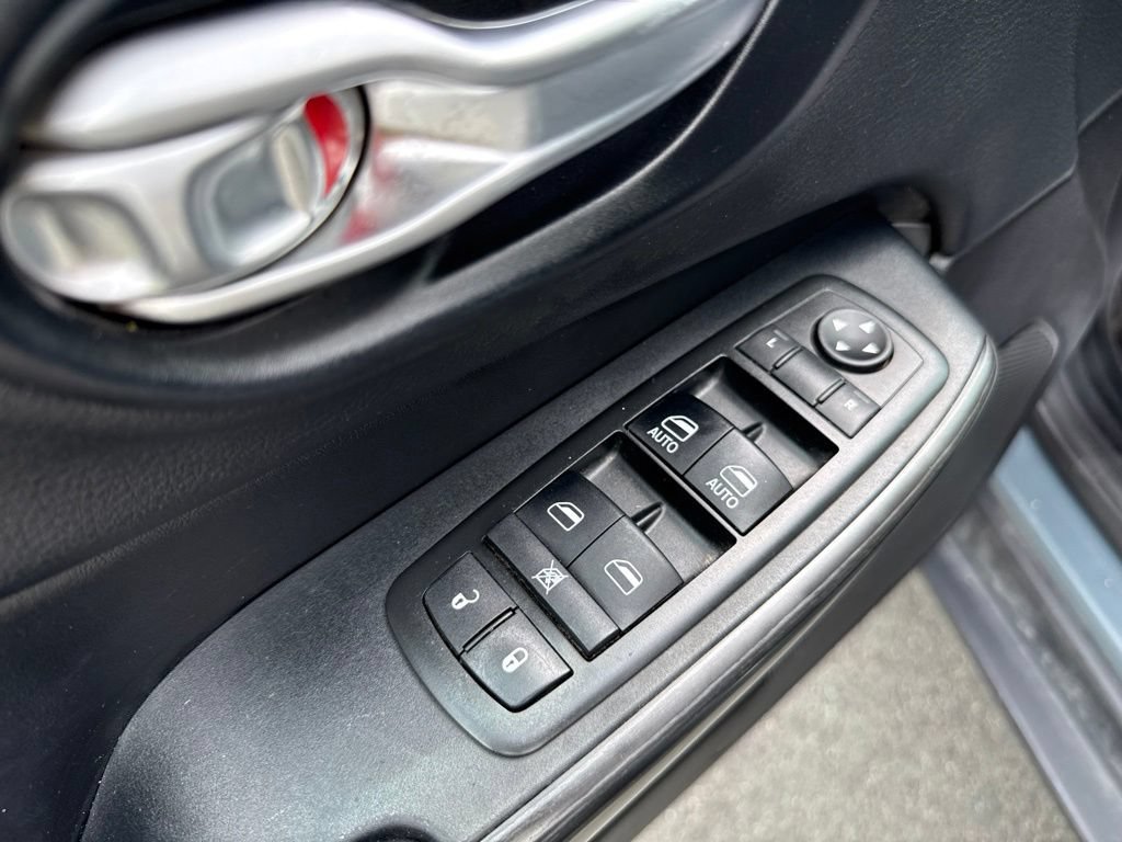 Used 2015 Jeep Cherokee Trailhawk AWD/4WD image 26