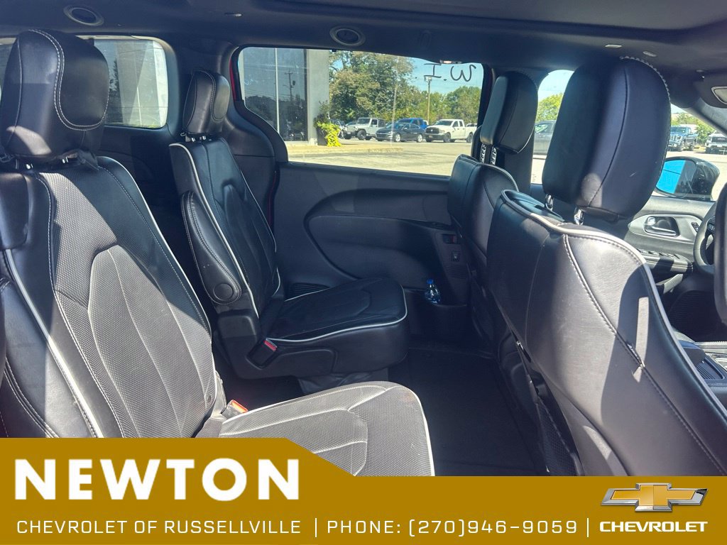 Used 2025 Chrysler Pacifica Limited FWD image 9