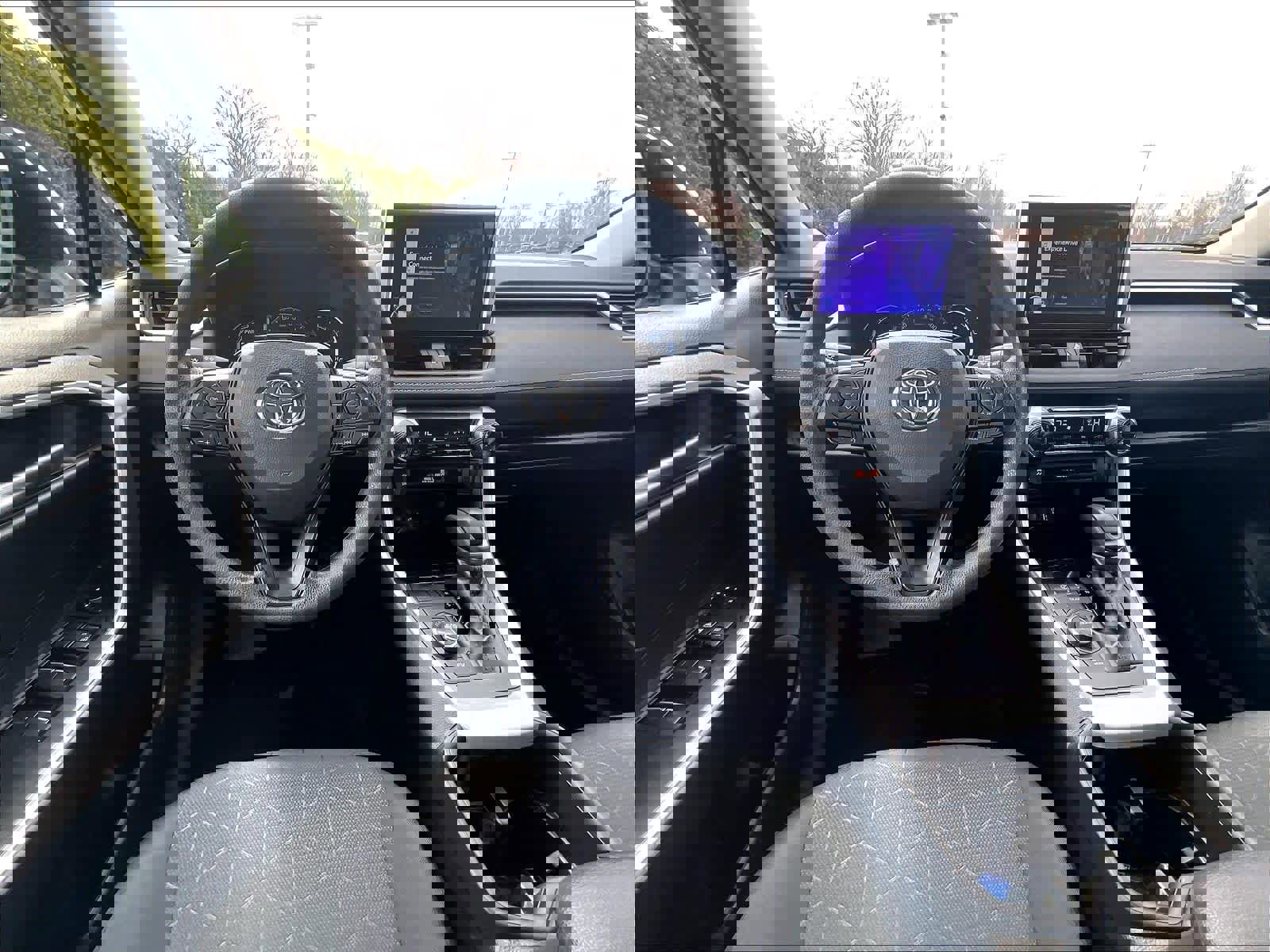 Used 2025 Toyota RAV4 XLE AWD/4WD image 17