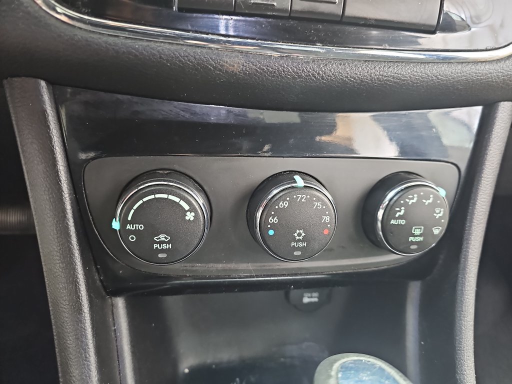 Used 2011 Chrysler 200 Touring FWD image 25