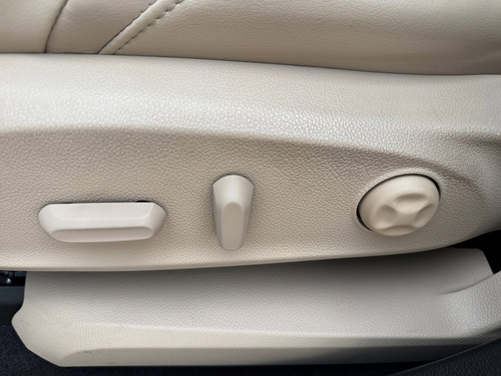 Used 2019 Buick Envision Premium w/ Driver Confidence Package image 14