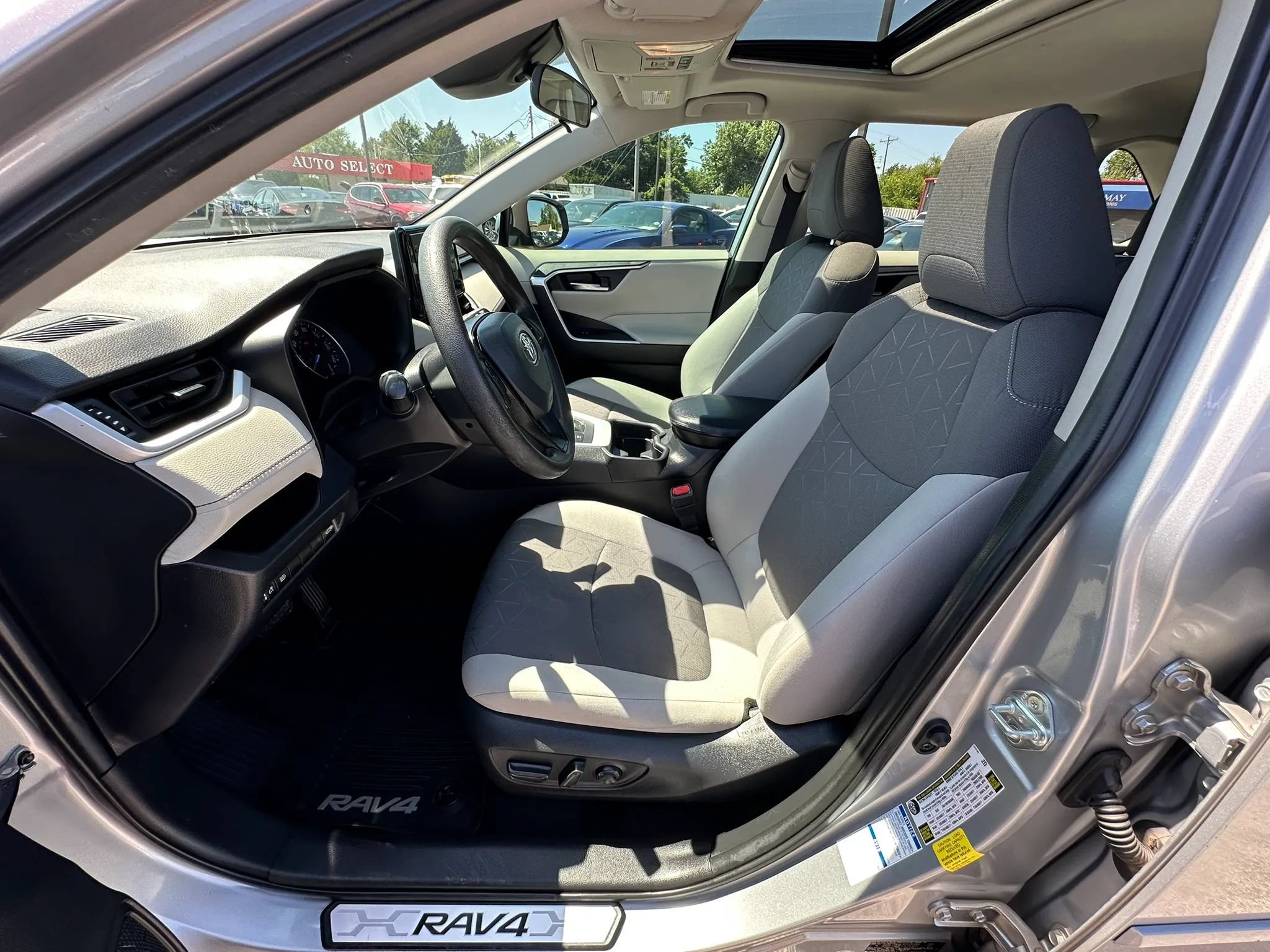 Used 2021 Toyota RAV4 XLE w/ Convenience Package AWD/4WD image 10