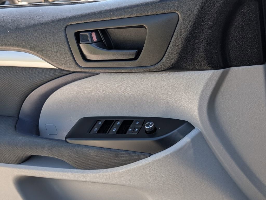 Used 2019 Toyota Highlander LE image 28