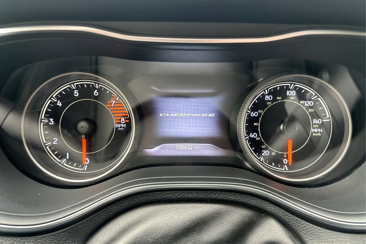 Used 2019 Jeep Cherokee Trailhawk w/ Cold Weather Group image 16