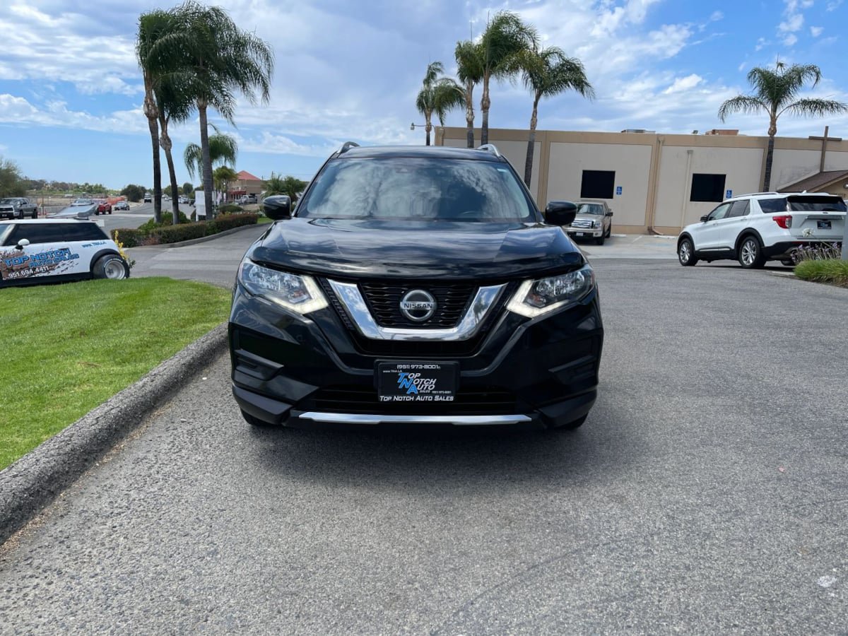 Used 2020 Nissan Rogue SV FWD image 2