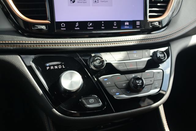 New 2027 Chrysler Pacifica Pinnacle w/ Theater Group FWD image 15