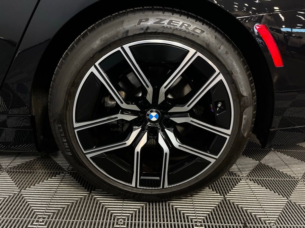 Used 2025 BMW 740i image 12