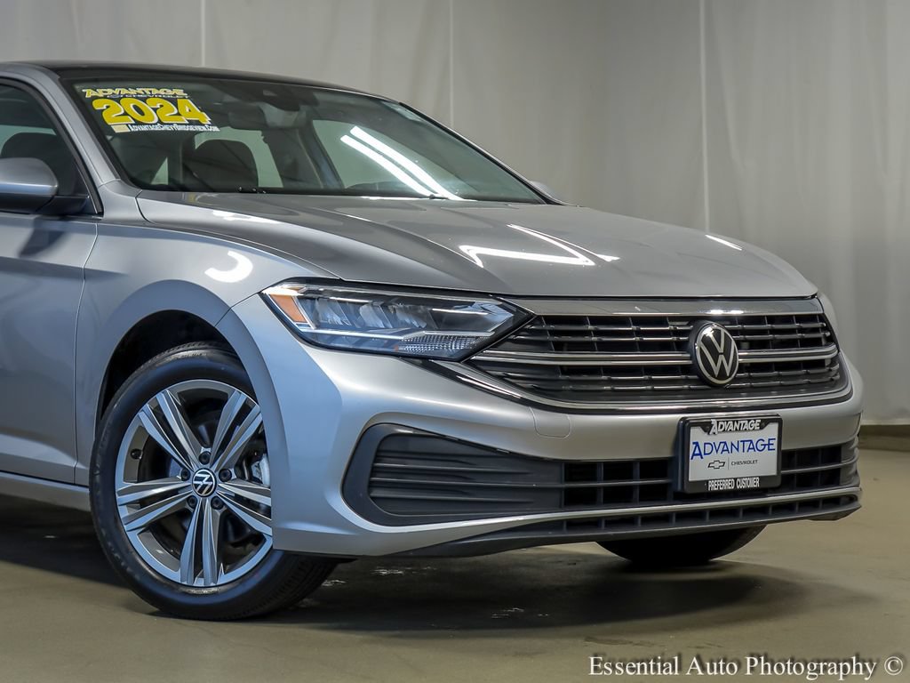Used 2024 Volkswagen Jetta SE FWD image 3