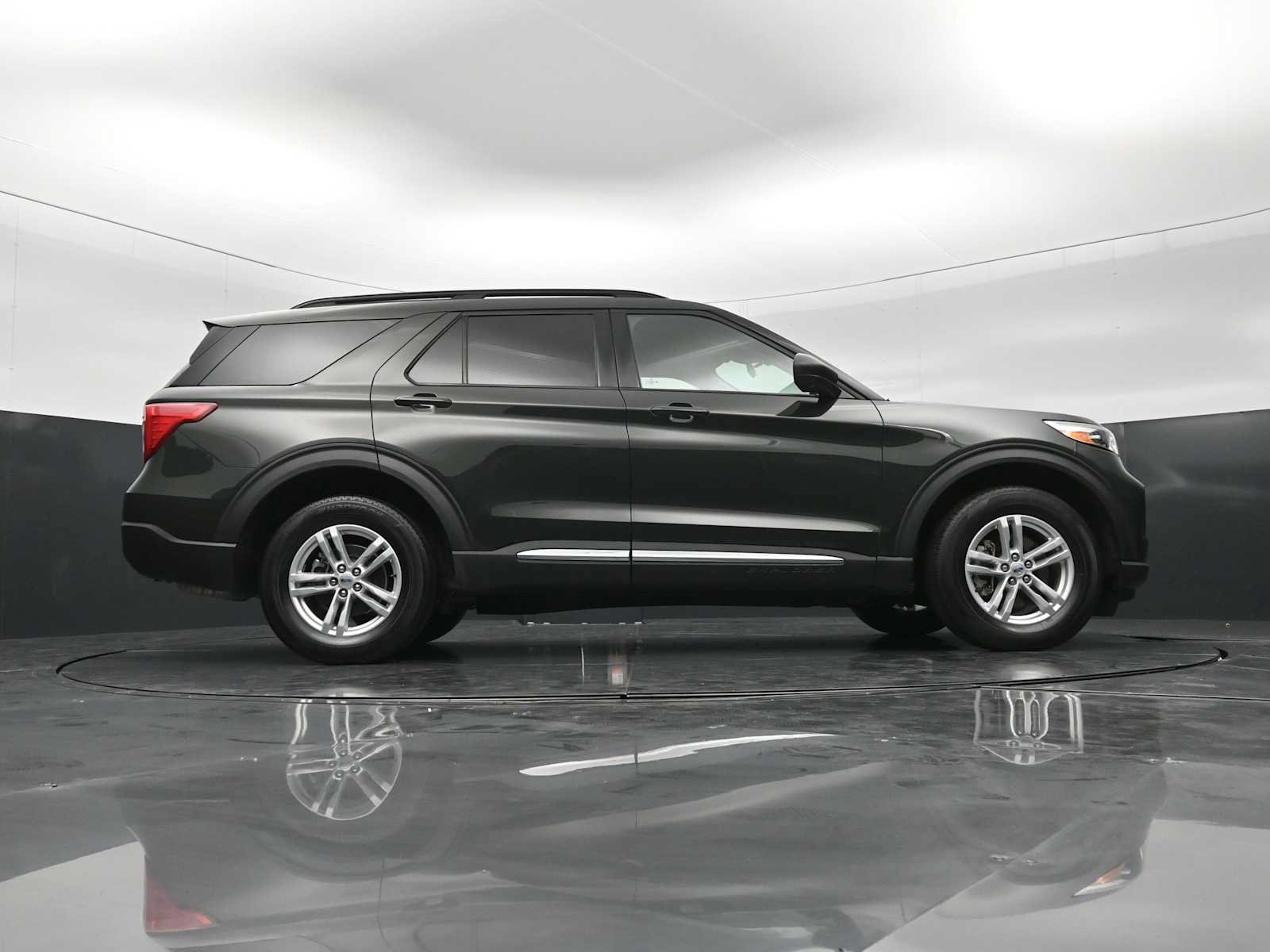 Used 2022 Ford Explorer XLT w/ Equipment Group 202A AWD/4WD image 28