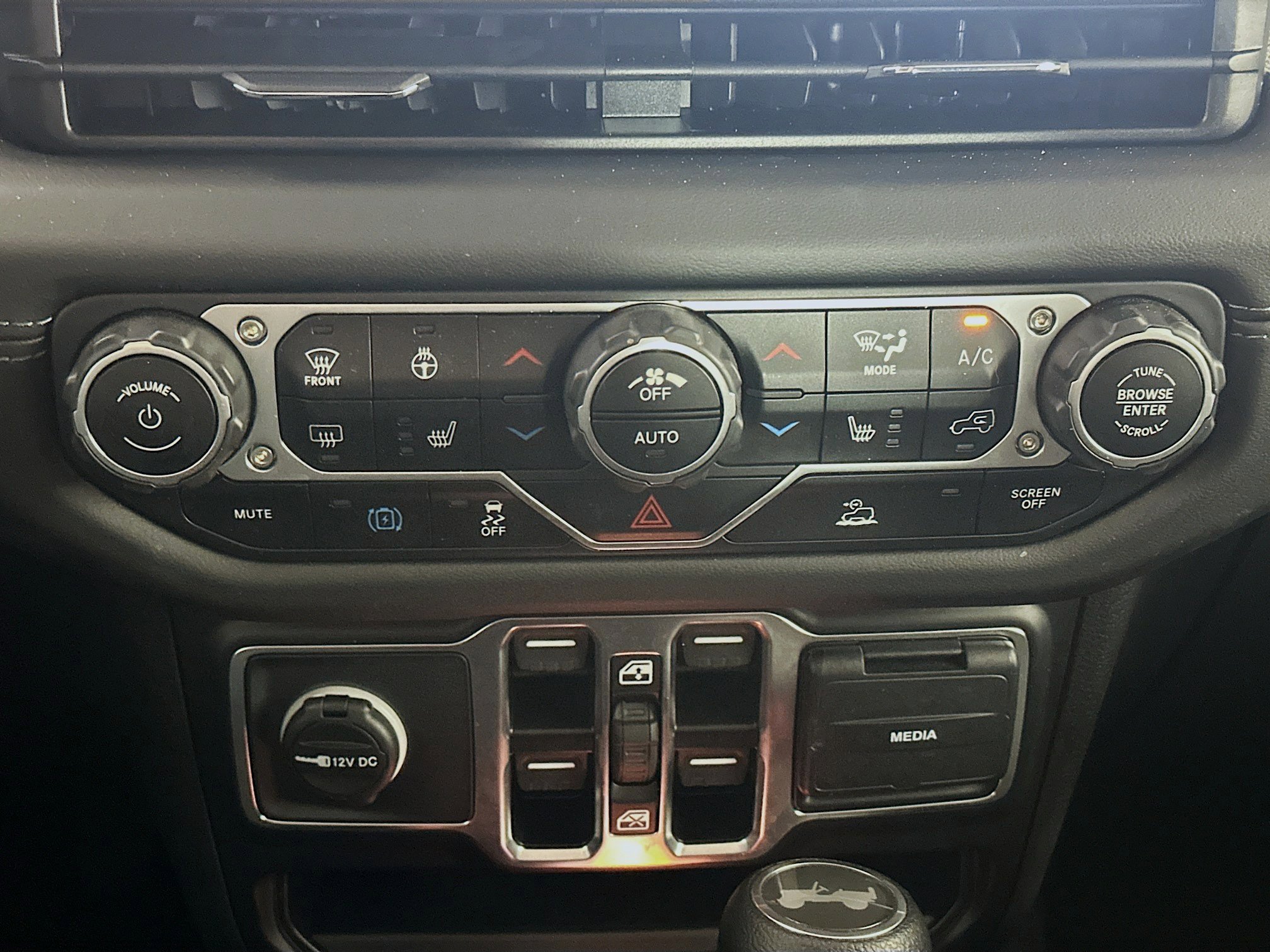 Used 2025 Jeep Wrangler Sahara image 23