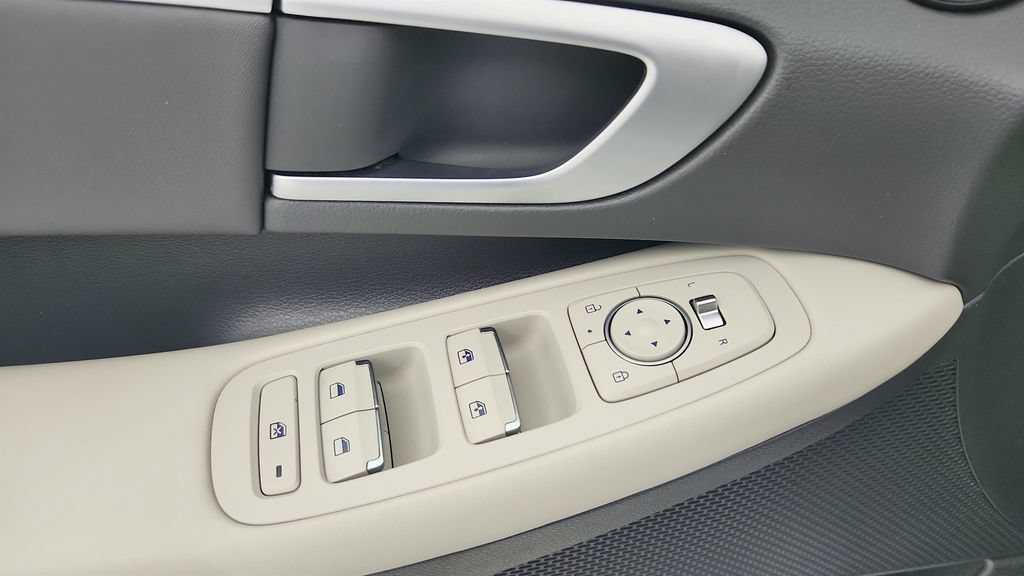 Used 2025 Hyundai Sonata SEL FWD image 17