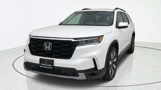 Used 2025 Honda Pilot Touring image 1