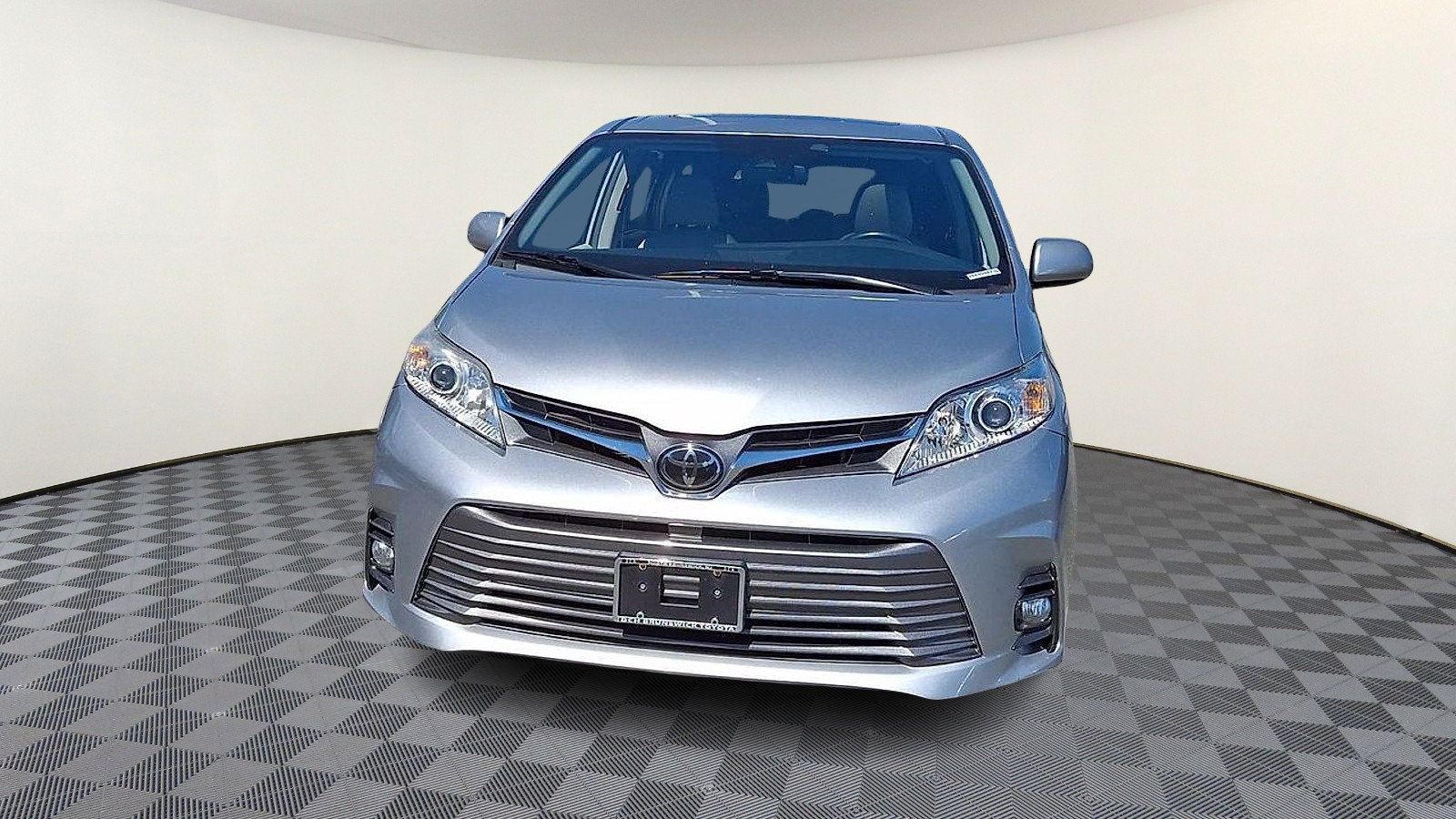 Used 2019 Toyota Sienna XLE w/ XLE Navigation Package FWD image 3