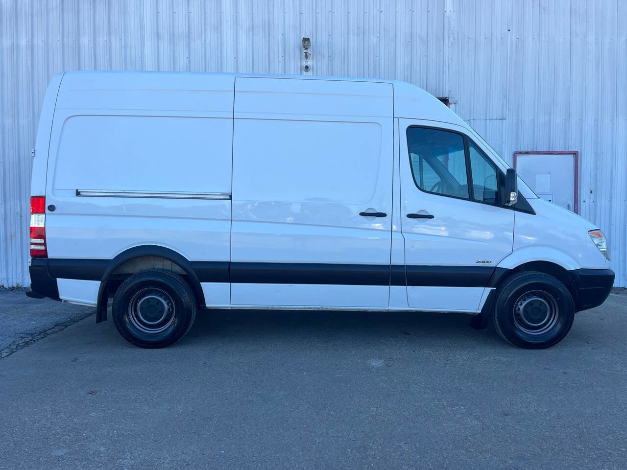 Used 2010 Freightliner Sprinter 2500 image 2