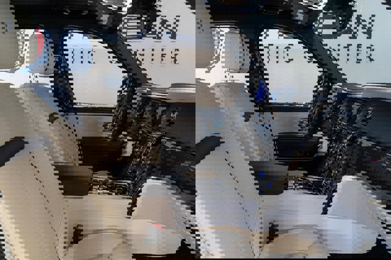 Used 2021 Rolls-Royce Cullinan Black Badge image 16