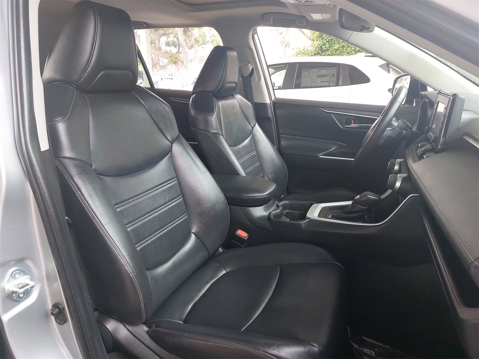 Used 2021 Toyota RAV4 XLE Premium image 10