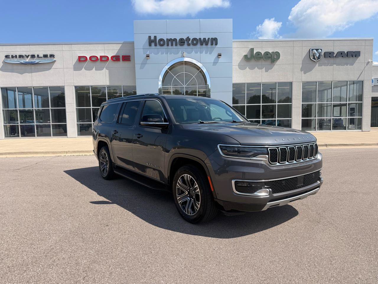 Used 2024 Jeep Wagoneer L Series II w/ Flexible Seating Group AWD/4WD image 1