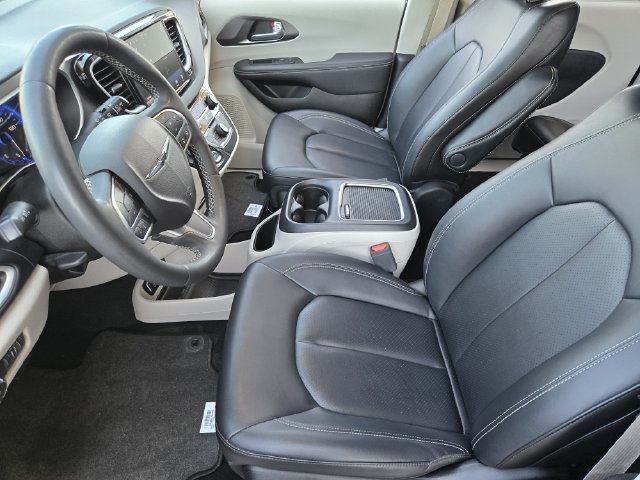 Certified 2024 Chrysler Pacifica Touring-L FWD image 13