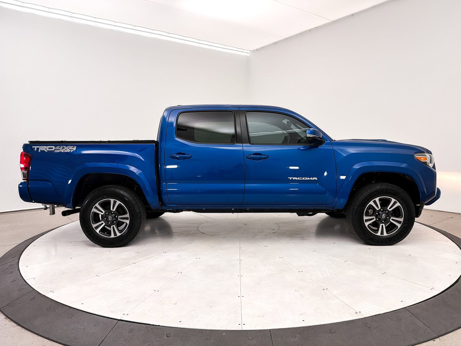 Used 2016 Toyota Tacoma TRD Sport image 25