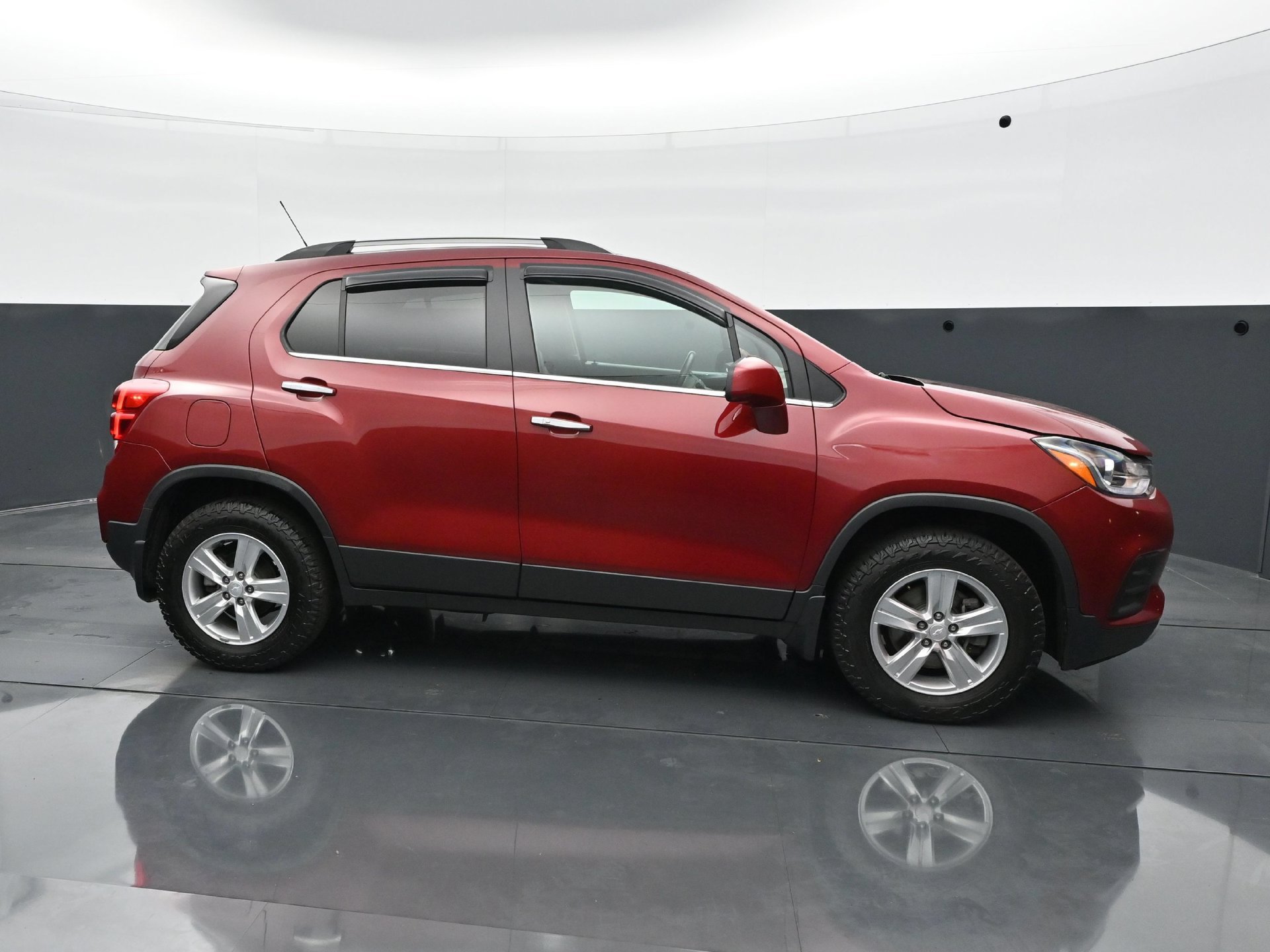 Used 2019 Chevrolet Trax LT w/ Sun & Sound Package AWD/4WD image 8