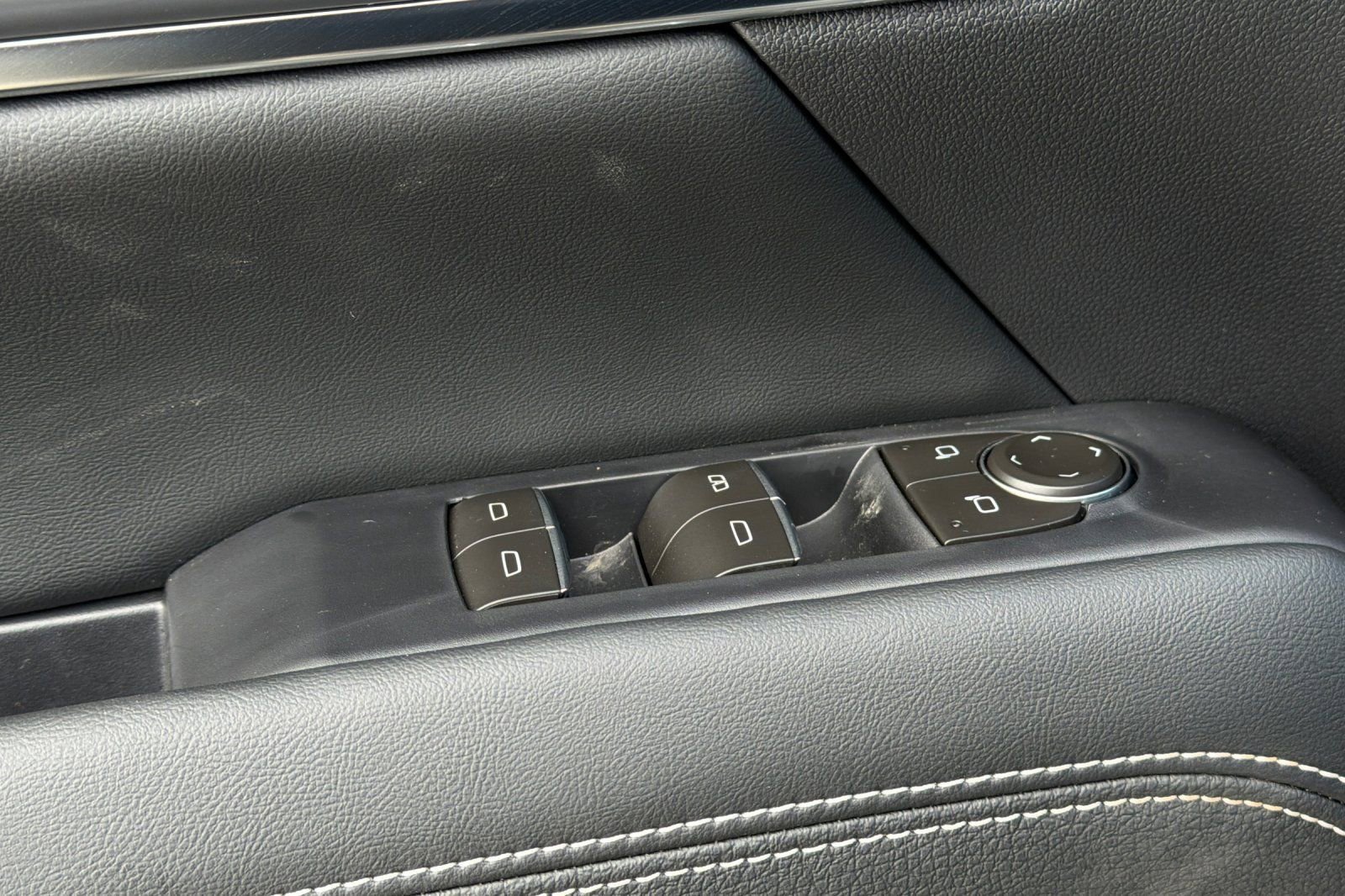 New 2026 GMC Terrain Denali w/ LPO, Black Badging Package image 11