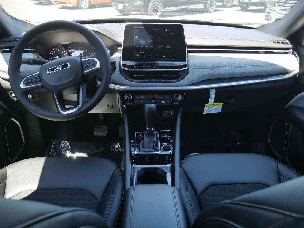 New 2025 Jeep Compass Latitude image 4